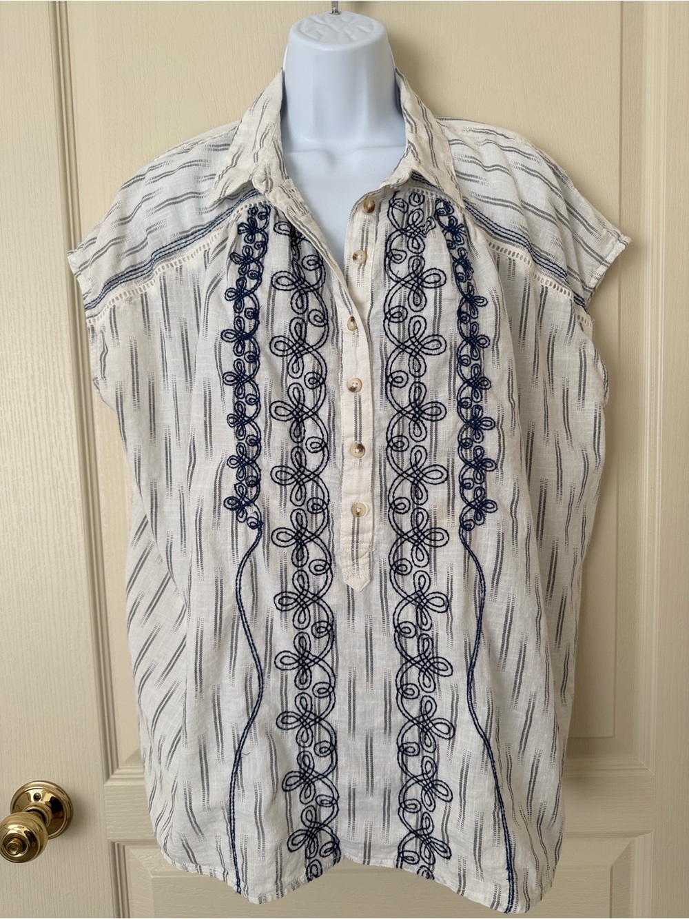 Pilcro Anthropologie Embroidered White and Blue Blouse size L Like New!